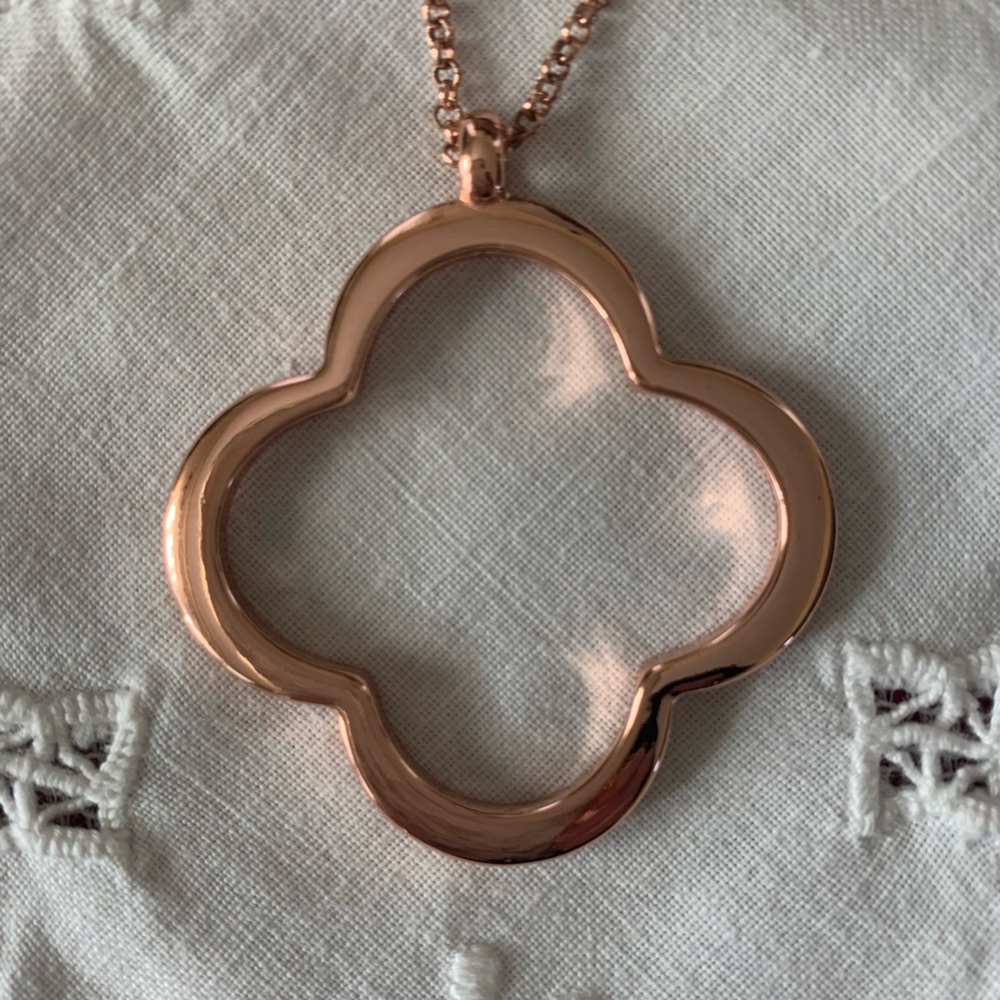 Rose-gold toned pendant necklace. EUC